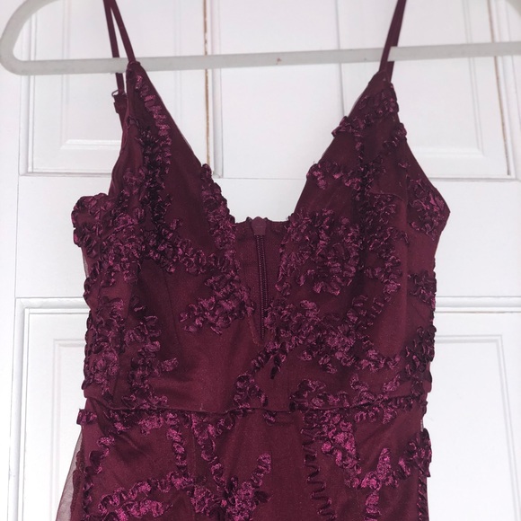 Low Cut Maroon Maxi Lace Prom Dress 🌟 - Picture 3 of 8